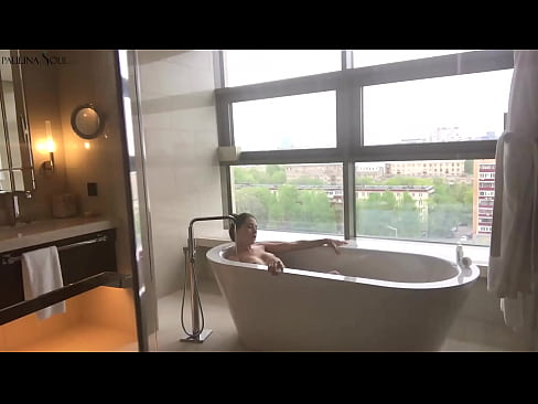 ❤️ 巨大的宝贝 激情地在浴室里撸起了她的阴部 Beautiful porn