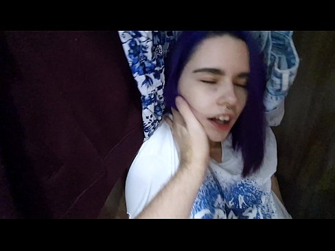 ❤️ 在衣柜里发现我的妹妹并帮助她射精 Beautiful porn